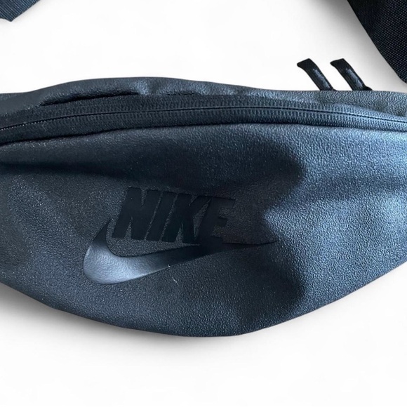 Nike Sportswear Heritage Hip Pack Bag Black Adjustable Strap Streetwear Unisex - Picture 3 of 9